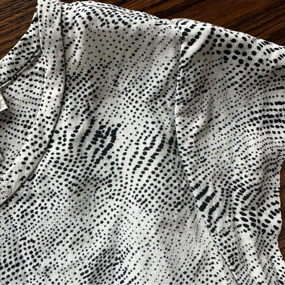 Joie Silk Animal Print Blouse Short Sleeve Black White Size xS - Picture 7 of 11
